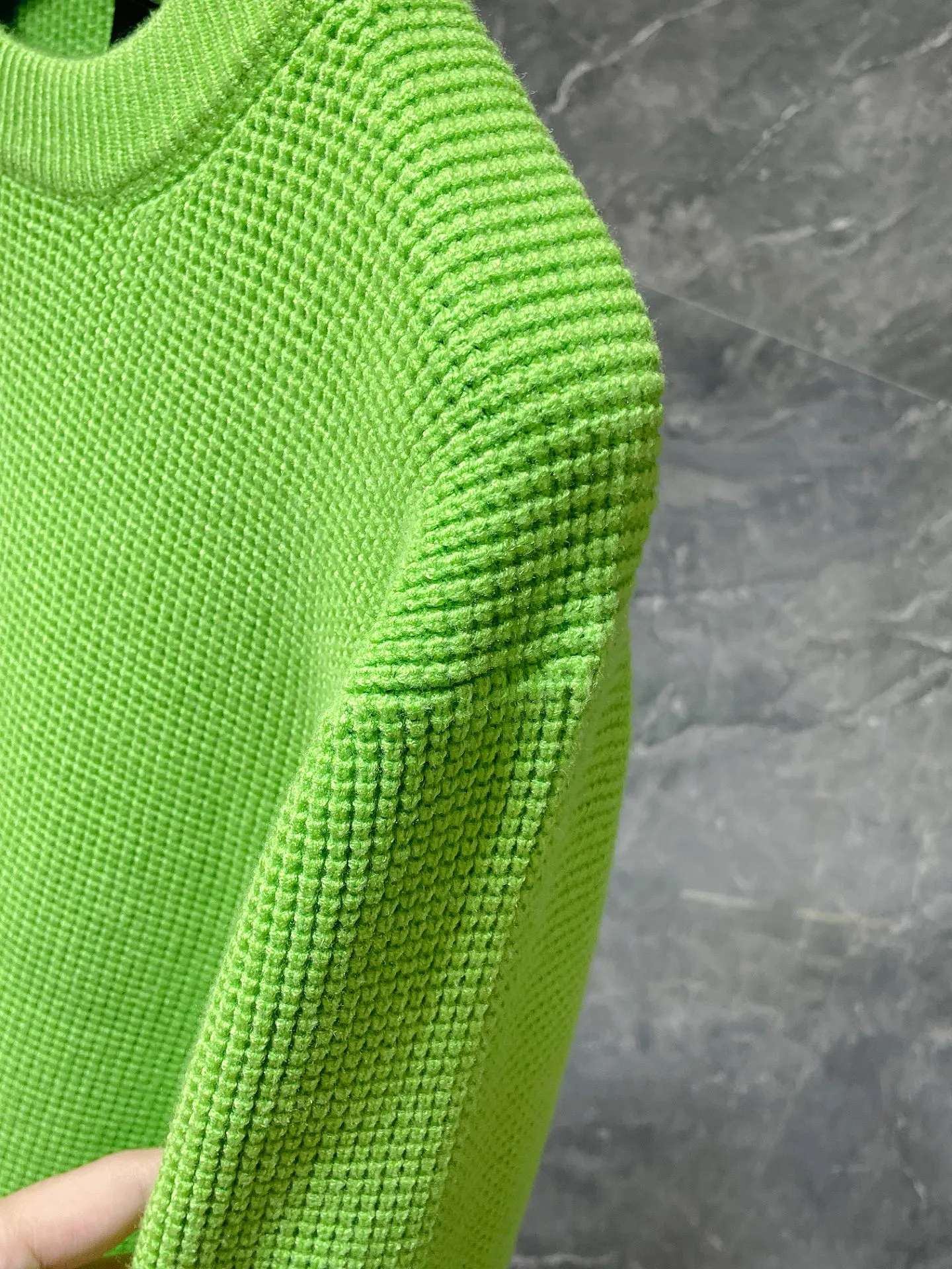 P236 Chrome Hearts 🍁Autumn and winter sweater series🍁 Customized version of hardware logo on the back➕leather cuffs Selected high-quality 100% pure cotton high-weight knitted fabric Special weaving technology Non-common version on the market Recommended colors: black avocado green